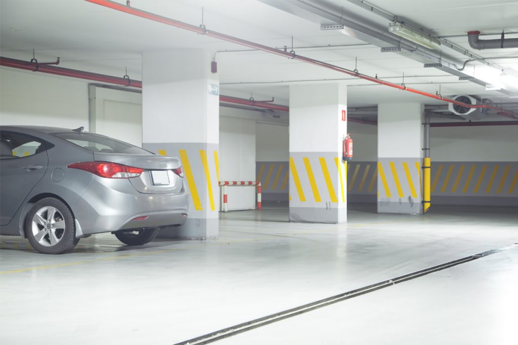 Samochód na podziemnym parkingu - zadbaj, aby auto było bezpieczne w czasie długiego postoju.