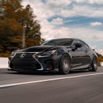 Regeneracja amortyzatorów Lexus – dlaczego to korzystna alternatywa dla nowych części?Regeneracja amortyzatorów Lexus to rozwiązanie, które zyskuje coraz większą popularność wśród właścicieli tej prestiżowej marki. Choć wymiana na nowe elementy zawieszenia może wydawać się oczywistym wyborem, regeneracja często okazuje się znacznie bardziej opłacalna. Dobrze przeprowadzona regeneracja amortyzatorów w Lexusie pozwala przywrócić fabryczne właściwości jezdne przy znacznie niższym koszcie niż zakup nowych części. Dlaczego amortyzatory w Lexusie są drogie? Lexus od lat kojarzy się z luksusem, komfortem i technologicznym zaawansowaniem. Dotyczy to również systemów zawieszenia, które w wielu modelach wykorzystują rozwiązania takie jak zawieszenie adaptacyjne AVS (Adaptive Variable Suspension) czy zawieszenie pneumatyczne. Tego typu technologie zapewniają doskonałą stabilność, tłumienie drgań oraz indywidualne dostosowanie charakterystyki jazdy. Jednak zaawansowanie technologiczne ma swoją cenę. Oryginalne amortyzatory do modeli takich jak Lexus RX, GS czy LS mogą kosztować od kilku do nawet kilkunastu tysięcy złotych za komplet. Co więcej, ich dostępność bywa ograniczona, a naprawa często wiąże się z długim czasem oczekiwania na części. Na czym polega regeneracja amortyzatorów? Regeneracja amortyzatorów Lexus to proces, który ma na celu przywrócenie pełnej sprawności zużytym elementom zawieszenia. W profesjonalnym serwisie przebiega on według ściśle określonych etapów: Demontaż i inspekcja – ocena stanu technicznego amortyzatora oraz identyfikacja zużytych elementów. Rozbiórka i czyszczenie – dokładne usunięcie zanieczyszczeń i pozostałości zużytego oleju. Wymiana zużytych części – najczęściej są to uszczelniacze, tłoki, prowadnice i elementy pneumatyczne. Uzupełnienie medium roboczego – najczęściej oleju hydraulicznego lub gazu. Testowanie parametrów – sprawdzenie charakterystyki pracy na stanowisku diagnostycznym. Montaż i kontrola końcowa – sprawdzenie szczelności i działania po ponownym złożeniu. Ciekawostką jest fakt, że w wielu przypadkach regenerowany amortyzator osiąga parametry porównywalne z fabrycznymi, a różnica w jakości jazdy jest niezauważalna dla przeciętnego kierowcy. Korzyści z regeneracji zamiast wymiany Amortyzatory Lexus regeneracja to nie tylko kwestia niższych kosztów. To także: Oszczędność pieniędzy – regeneracja to zazwyczaj 30–60% kosztu nowych części. Krótszy czas realizacji – przy dostępności części proces trwa często mniej niż tydzień. Ekologiczne podejście – ograniczenie produkcji odpadów i zużycia nowych materiałów. Wysoka jakość – pod warunkiem skorzystania z usług wyspecjalizowanej firmy, regenerowane części potrafią służyć przez wiele lat. Dodatkowym atutem jest możliwość zachowania oryginalnych parametrów zawieszenia, co jest szczególnie istotne w przypadku zawieszeń adaptacyjnych zintegrowanych z elektroniką pojazdu. Czy to rozwiązanie jest bezpieczne? Tak, ale pod pewnymi warunkami. Regeneracja jest bezpieczna tylko wtedy, gdy wykonuje ją wyspecjalizowany serwis, korzystający z odpowiednich maszyn, technologii i certyfikowanych komponentów. Warto zwrócić uwagę na: Doświadczenie firmy – najlepiej wybierać zakłady z referencjami i długoletnią praktyką. Gwarancję na usługę – profesjonalne serwisy oferują minimum 12 miesięcy gwarancji. Transparentność – dostęp do dokumentacji naprawy i testów końcowych. Nie każda regeneracja jest równa – niska cena może oznaczać prowizoryczne rozwiązania, które nie zapewniają odpowiedniego bezpieczeństwa i komfortu jazdy. Jak dbać o zawieszenie, by wydłużyć jego żywotność? Regeneracja to jedno, ale odpowiednia eksploatacja zawieszenia pozwala maksymalnie wydłużyć jego trwałość: Unikaj agresywnej jazdy – szczególnie po nierównościach, krawężnikach czy progach zwalniających. Regularne przeglądy – co 20–30 tys. km warto sprawdzić stan amortyzatorów, tulei i elementów gumowo-metalowych. Wczesna reakcja na objawy zużycia – stuki, nierówna jazda czy wycieki oleju powinny być sygnałem do kontroli. Zadbaj o geometrię kół – nieprawidłowe ustawienie może przyspieszać zużycie zawieszenia. Dbanie o zawieszenie to nie tylko komfort jazdy, ale także bezpieczeństwo i mniejsze koszty eksploatacji w dłuższej perspektywie. Podsumowanie Regeneracja amortyzatorów Lexus to ekonomiczna, technicznie zaawansowana i bezpieczna alternatywa dla kosztownej wymiany na nowe części. Pozwala zachować wysoką jakość jazdy i pełną sprawność układu zawieszenia przy mniejszym obciążeniu portfela. Zamiast automatycznie decydować się na nowe komponenty, warto rozważyć regenerację – świadome podejście do naprawy zawieszenia może przynieść realne korzyści zarówno finansowe, jak i użytkowe.