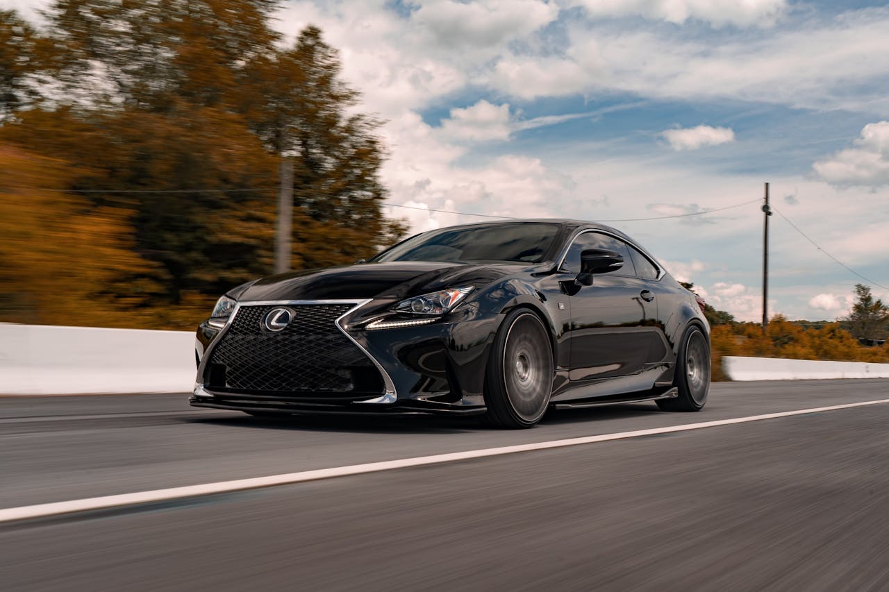 Regeneracja amortyzatorów Lexus – dlaczego to korzystna alternatywa dla nowych części?Regeneracja amortyzatorów Lexus to rozwiązanie, które zyskuje coraz większą popularność wśród właścicieli tej prestiżowej marki. Choć wymiana na nowe elementy zawieszenia może wydawać się oczywistym wyborem, regeneracja często okazuje się znacznie bardziej opłacalna. Dobrze przeprowadzona regeneracja amortyzatorów w Lexusie pozwala przywrócić fabryczne właściwości jezdne przy znacznie niższym koszcie niż zakup nowych części. Dlaczego amortyzatory w Lexusie są drogie? Lexus od lat kojarzy się z luksusem, komfortem i technologicznym zaawansowaniem. Dotyczy to również systemów zawieszenia, które w wielu modelach wykorzystują rozwiązania takie jak zawieszenie adaptacyjne AVS (Adaptive Variable Suspension) czy zawieszenie pneumatyczne. Tego typu technologie zapewniają doskonałą stabilność, tłumienie drgań oraz indywidualne dostosowanie charakterystyki jazdy. Jednak zaawansowanie technologiczne ma swoją cenę. Oryginalne amortyzatory do modeli takich jak Lexus RX, GS czy LS mogą kosztować od kilku do nawet kilkunastu tysięcy złotych za komplet. Co więcej, ich dostępność bywa ograniczona, a naprawa często wiąże się z długim czasem oczekiwania na części. Na czym polega regeneracja amortyzatorów? Regeneracja amortyzatorów Lexus to proces, który ma na celu przywrócenie pełnej sprawności zużytym elementom zawieszenia. W profesjonalnym serwisie przebiega on według ściśle określonych etapów: Demontaż i inspekcja – ocena stanu technicznego amortyzatora oraz identyfikacja zużytych elementów. Rozbiórka i czyszczenie – dokładne usunięcie zanieczyszczeń i pozostałości zużytego oleju. Wymiana zużytych części – najczęściej są to uszczelniacze, tłoki, prowadnice i elementy pneumatyczne. Uzupełnienie medium roboczego – najczęściej oleju hydraulicznego lub gazu. Testowanie parametrów – sprawdzenie charakterystyki pracy na stanowisku diagnostycznym. Montaż i kontrola końcowa – sprawdzenie szczelności i działania po ponownym złożeniu. Ciekawostką jest fakt, że w wielu przypadkach regenerowany amortyzator osiąga parametry porównywalne z fabrycznymi, a różnica w jakości jazdy jest niezauważalna dla przeciętnego kierowcy. Korzyści z regeneracji zamiast wymiany Amortyzatory Lexus regeneracja to nie tylko kwestia niższych kosztów. To także: Oszczędność pieniędzy – regeneracja to zazwyczaj 30–60% kosztu nowych części. Krótszy czas realizacji – przy dostępności części proces trwa często mniej niż tydzień. Ekologiczne podejście – ograniczenie produkcji odpadów i zużycia nowych materiałów. Wysoka jakość – pod warunkiem skorzystania z usług wyspecjalizowanej firmy, regenerowane części potrafią służyć przez wiele lat. Dodatkowym atutem jest możliwość zachowania oryginalnych parametrów zawieszenia, co jest szczególnie istotne w przypadku zawieszeń adaptacyjnych zintegrowanych z elektroniką pojazdu. Czy to rozwiązanie jest bezpieczne? Tak, ale pod pewnymi warunkami. Regeneracja jest bezpieczna tylko wtedy, gdy wykonuje ją wyspecjalizowany serwis, korzystający z odpowiednich maszyn, technologii i certyfikowanych komponentów. Warto zwrócić uwagę na: Doświadczenie firmy – najlepiej wybierać zakłady z referencjami i długoletnią praktyką. Gwarancję na usługę – profesjonalne serwisy oferują minimum 12 miesięcy gwarancji. Transparentność – dostęp do dokumentacji naprawy i testów końcowych. Nie każda regeneracja jest równa – niska cena może oznaczać prowizoryczne rozwiązania, które nie zapewniają odpowiedniego bezpieczeństwa i komfortu jazdy. Jak dbać o zawieszenie, by wydłużyć jego żywotność? Regeneracja to jedno, ale odpowiednia eksploatacja zawieszenia pozwala maksymalnie wydłużyć jego trwałość: Unikaj agresywnej jazdy – szczególnie po nierównościach, krawężnikach czy progach zwalniających. Regularne przeglądy – co 20–30 tys. km warto sprawdzić stan amortyzatorów, tulei i elementów gumowo-metalowych. Wczesna reakcja na objawy zużycia – stuki, nierówna jazda czy wycieki oleju powinny być sygnałem do kontroli. Zadbaj o geometrię kół – nieprawidłowe ustawienie może przyspieszać zużycie zawieszenia. Dbanie o zawieszenie to nie tylko komfort jazdy, ale także bezpieczeństwo i mniejsze koszty eksploatacji w dłuższej perspektywie. Podsumowanie Regeneracja amortyzatorów Lexus to ekonomiczna, technicznie zaawansowana i bezpieczna alternatywa dla kosztownej wymiany na nowe części. Pozwala zachować wysoką jakość jazdy i pełną sprawność układu zawieszenia przy mniejszym obciążeniu portfela. Zamiast automatycznie decydować się na nowe komponenty, warto rozważyć regenerację – świadome podejście do naprawy zawieszenia może przynieść realne korzyści zarówno finansowe, jak i użytkowe.
